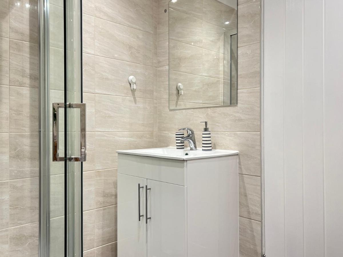 Modern 2 Bed Townhouse Just Outside City Walls With Free Private Parking York Exterior photo