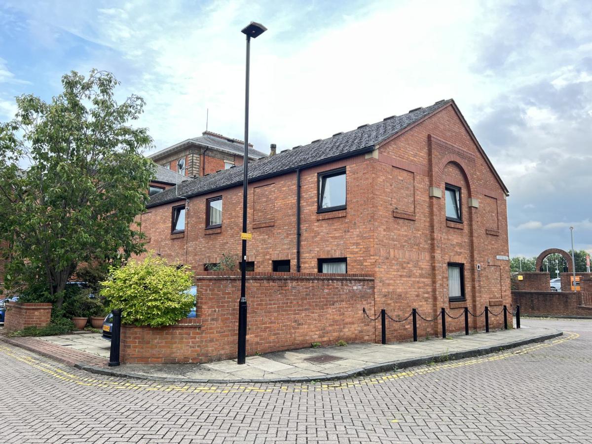 Modern 2 Bed Townhouse Just Outside City Walls With Free Private Parking York Exterior photo